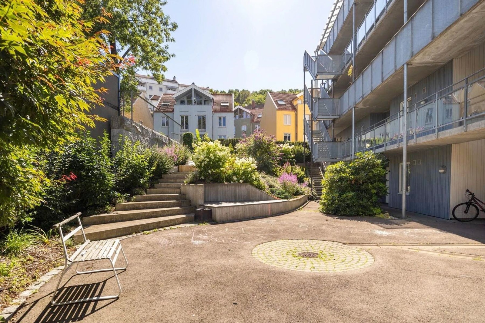 Enkel, trappefri adkomst til boligen. Det er også heisadkomst fra garasjeanlegget til leilighetsplan. Galleribilde