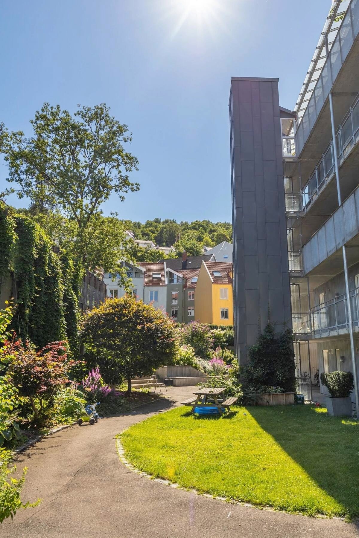 Bakgården kan brukes til bursdager og sosiale sammenkomster! Galleribilde