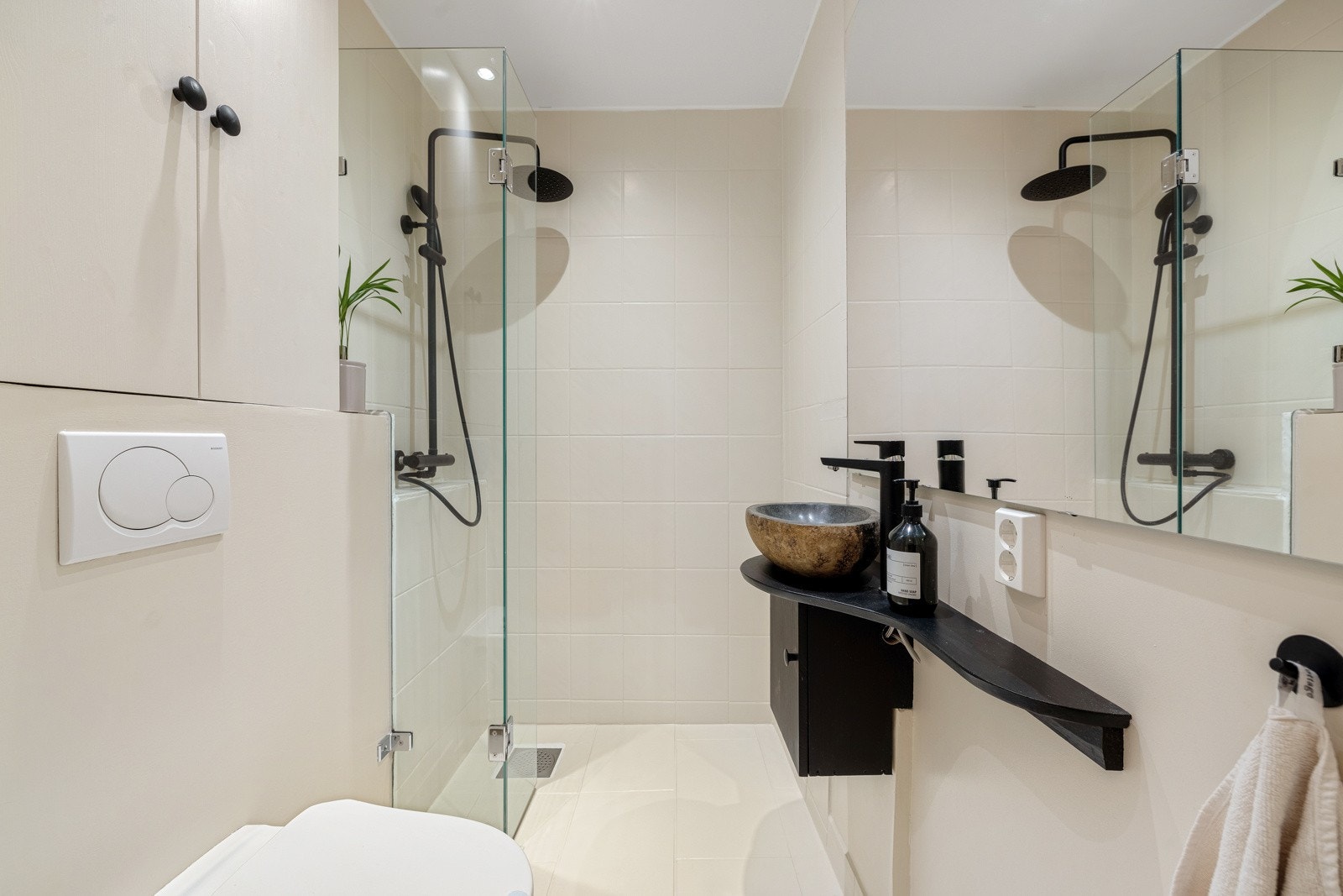 Badet er helfliset med downlights i himling og varmekabler i gulv. Galleribilde
