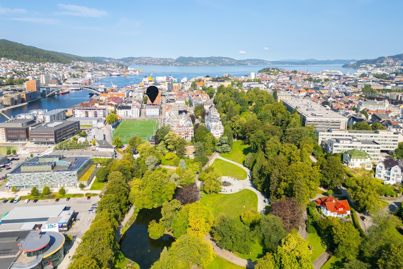 Nygårdsparken ligger rett utenfor døren og der kan du nyte de fine varme sommerdager. Galleribilde
