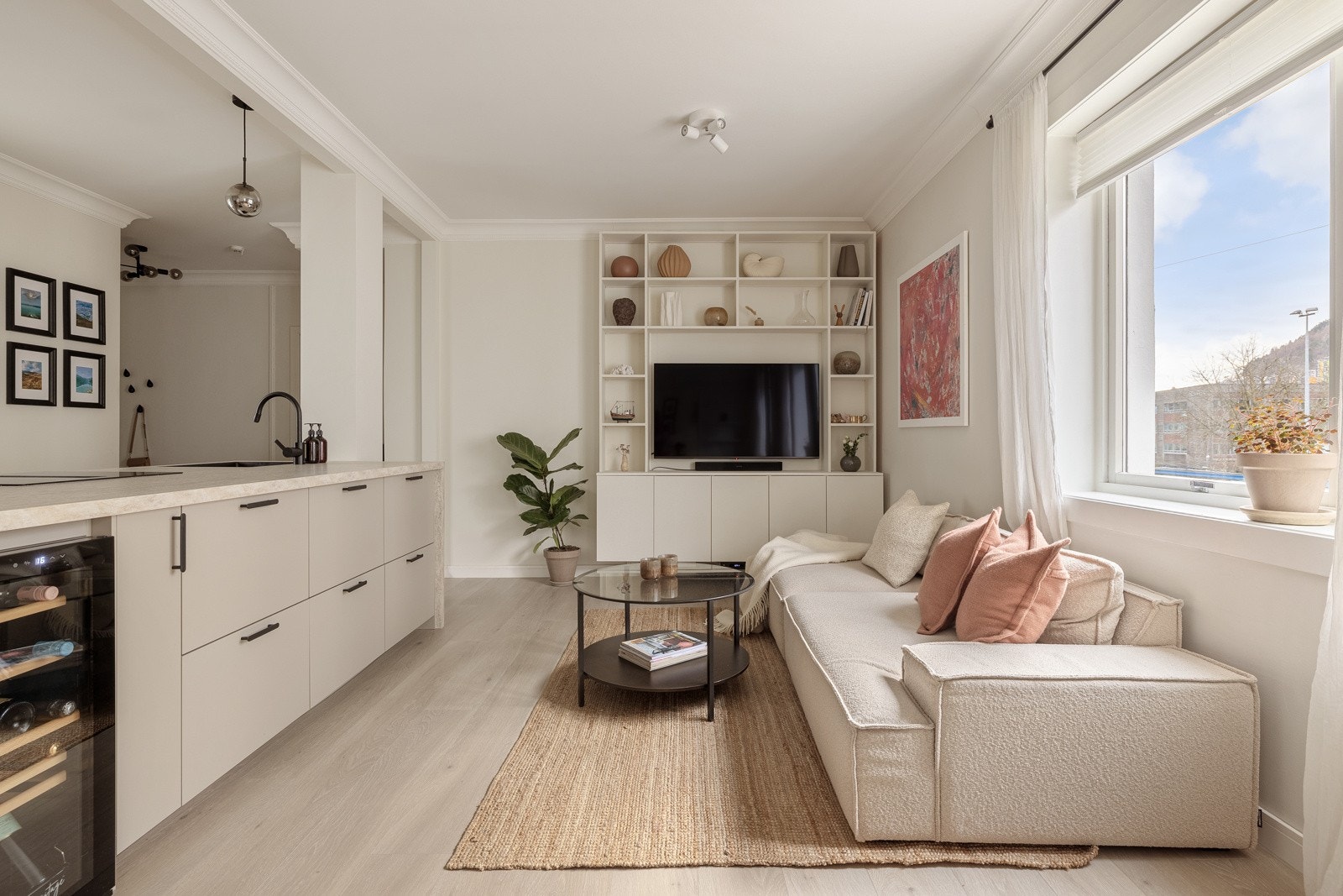 Stuen er romslig med god plass til sittegruppe og spisebord. Galleribilde