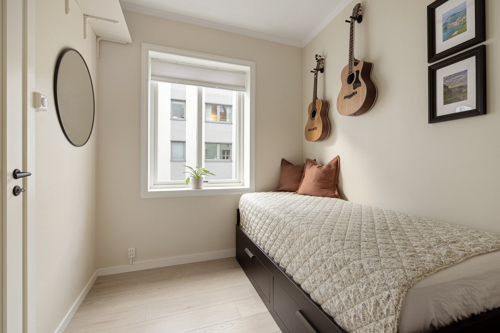 Det andre soverommet har plass til en enkeltseng og har en plassbygd garderobe. Galleribilde