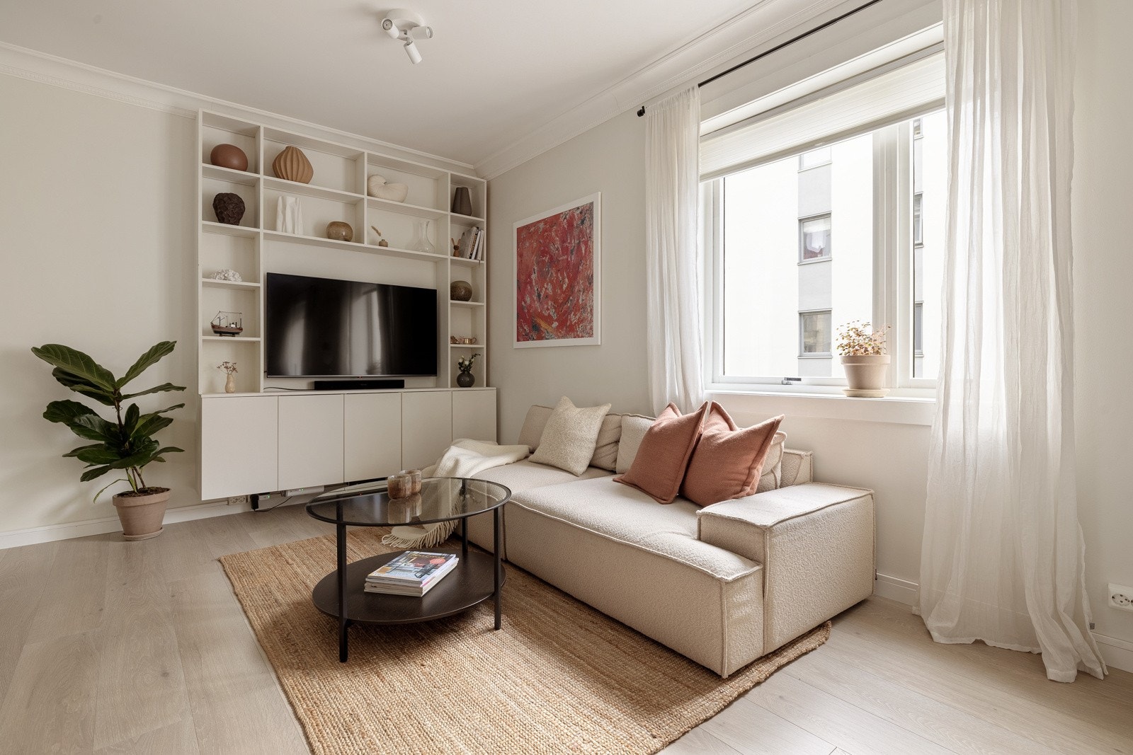 Store vindusflater slipper inn rikelig med naturlig lys! Galleribilde