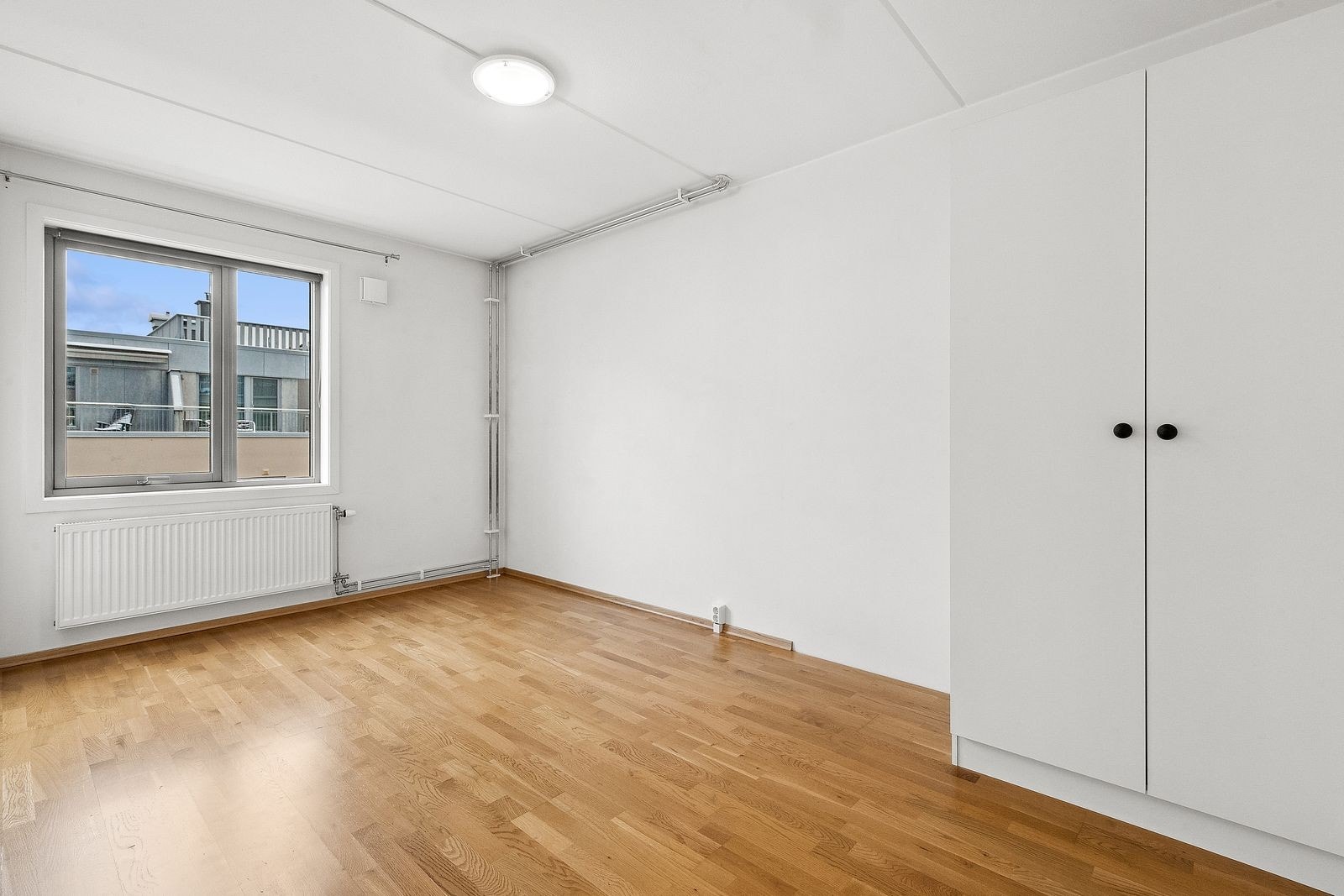 Soverom 1 med garderobeskap Galleribilde