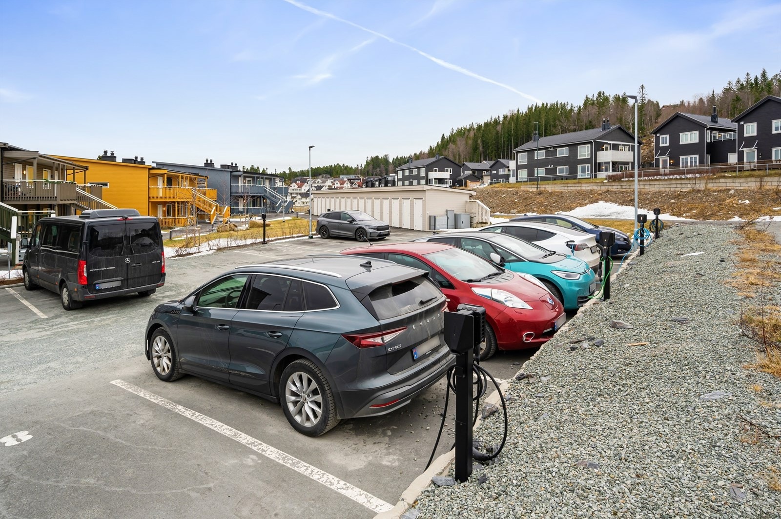 Sameiet disponerer totalt 24 parkeringsplasser som er organisert som fellesareal. Se vedtektene. Galleribilde
