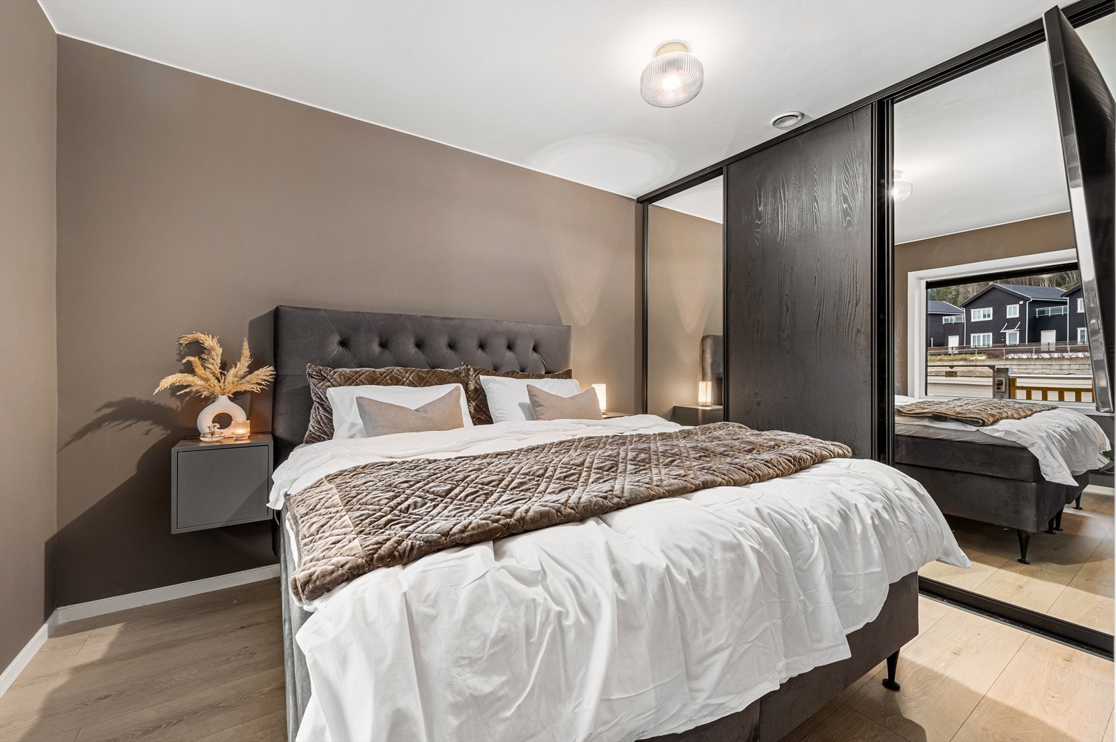 Hovedsoverommet er av god størrelse (10,6 kvm) med god plass til dobbeltseng og skyvedørsgarderobe. Galleribilde