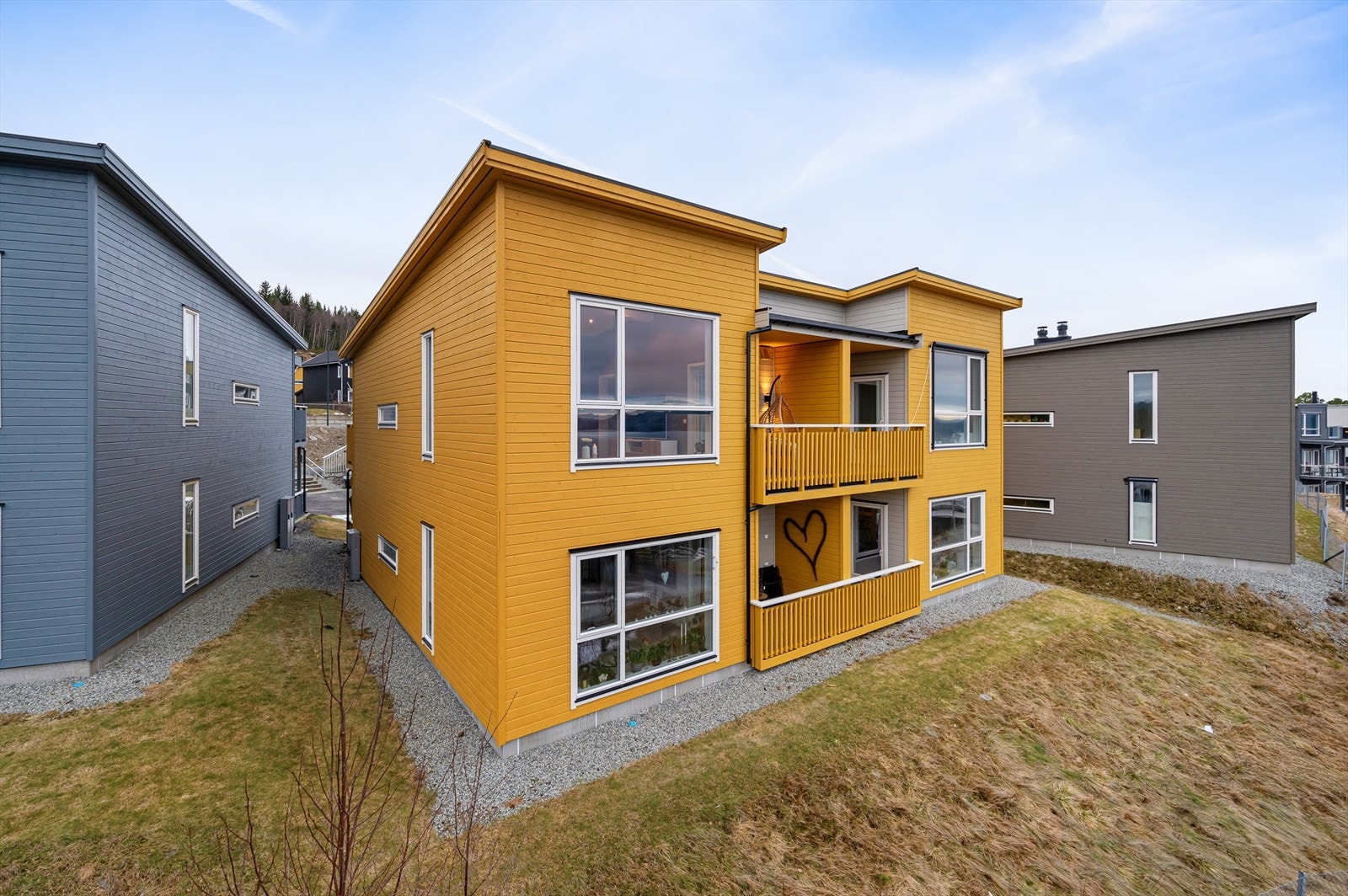 Boligen er på 71m² BRA med 2 soverom og terrasse (12,8 kvm) Galleribilde