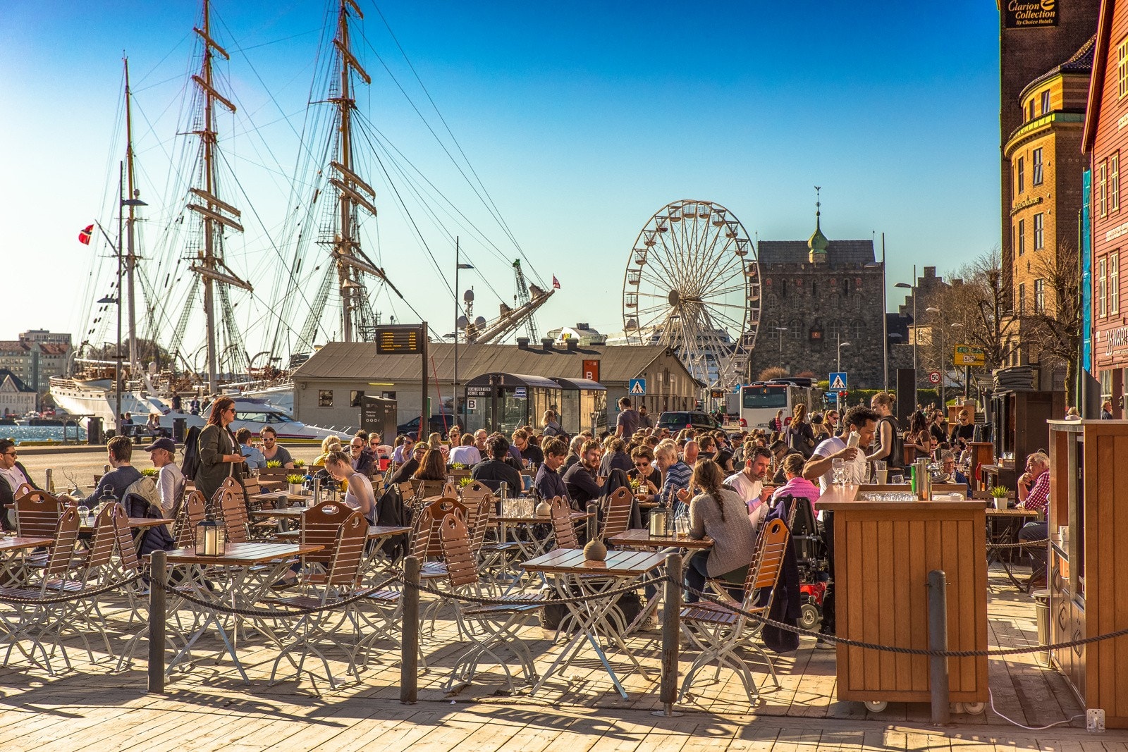 - Det er kort avstand til bryggen hvor man finner flere fine plasser for uteservering sommerstid - Galleribilde