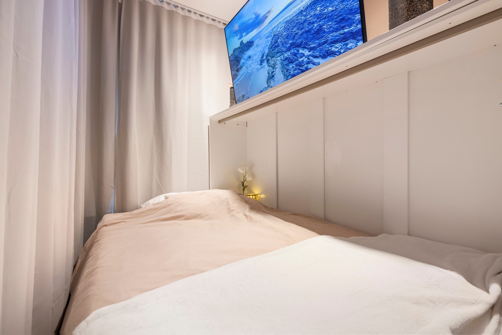 - Skinner med gardiner som gjør at man ligger helt skjermet - Galleribilde