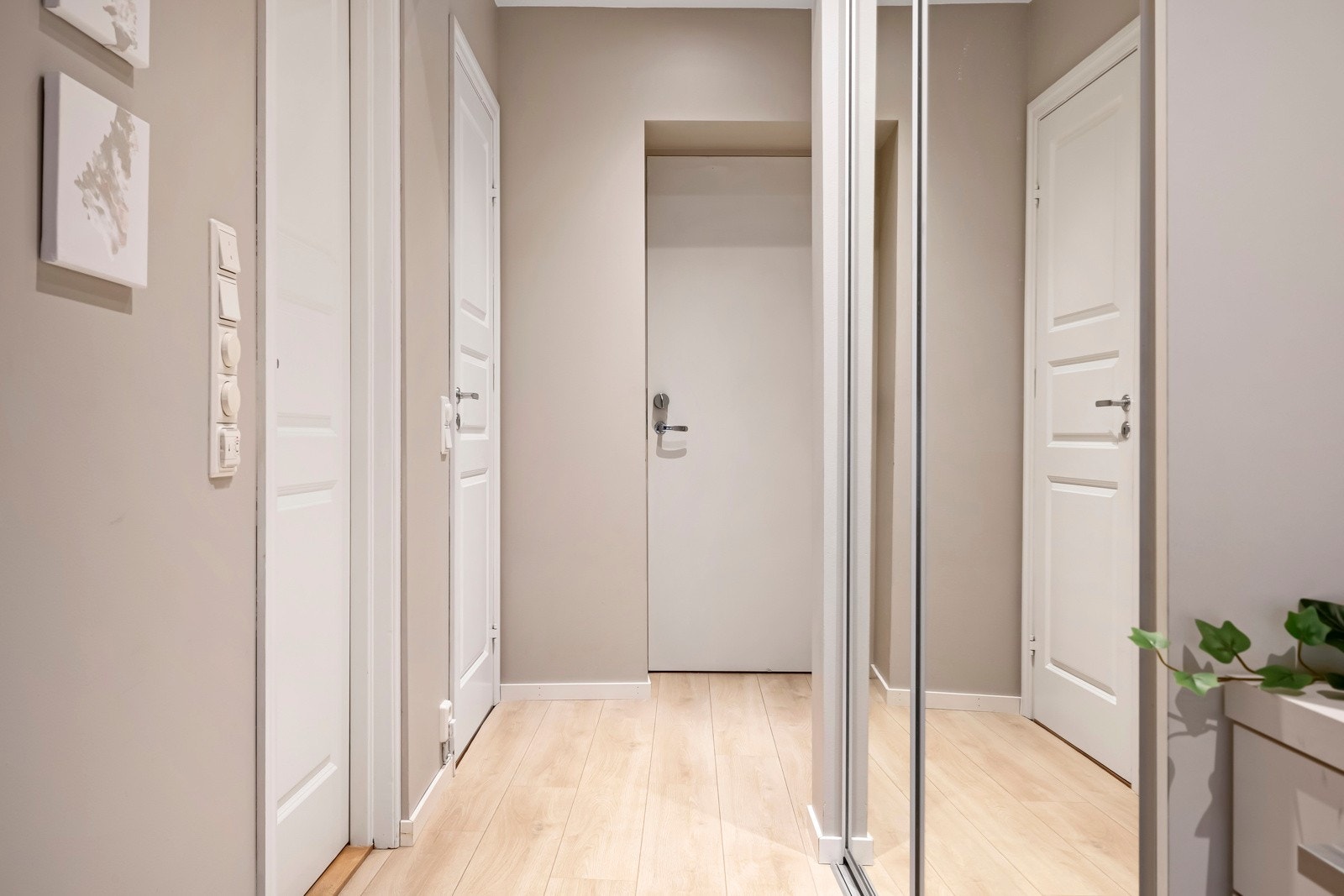 - Gangen ble malt i en fin beigetone i 2021 - Galleribilde