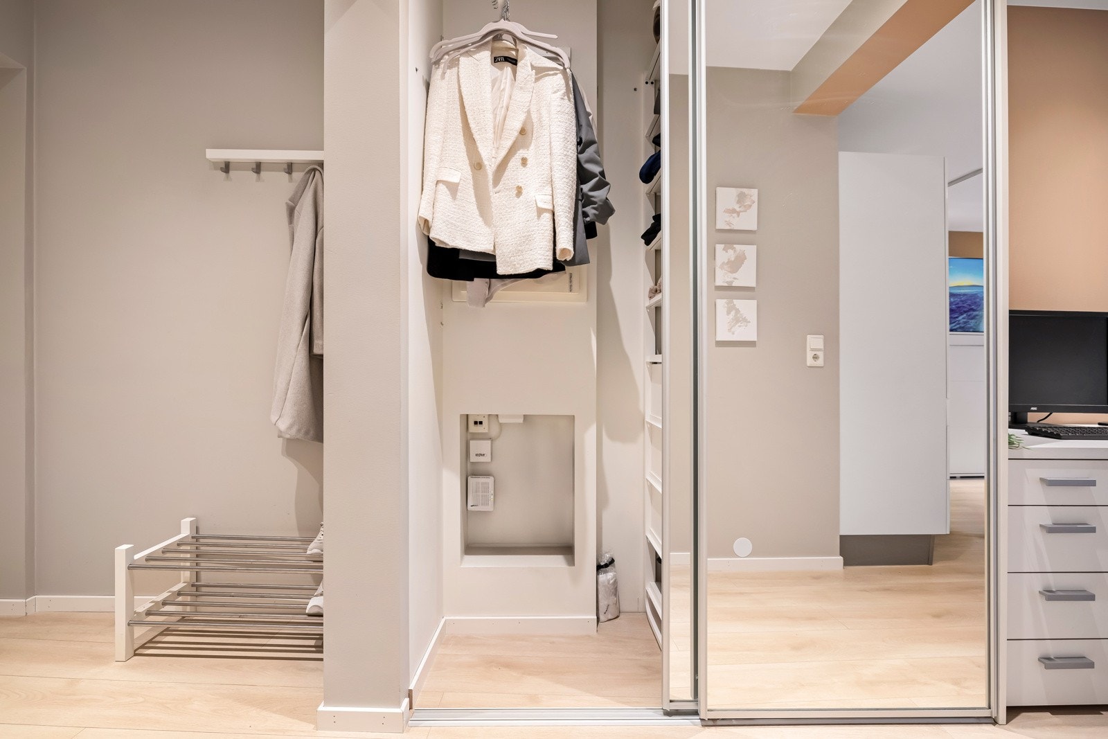 - Stor skyvedørsgarderobe i gang med god oppbevaring til diverse klær og sko - Galleribilde