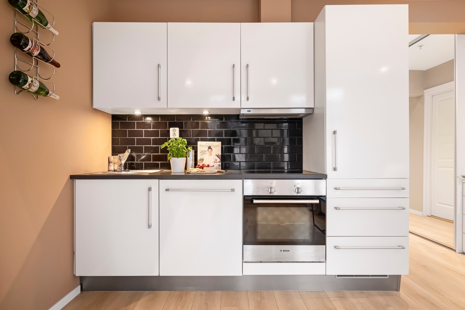 - Integrert stekeovn, platetopp, oppvaskmaskin og kjøleskap - Galleribilde