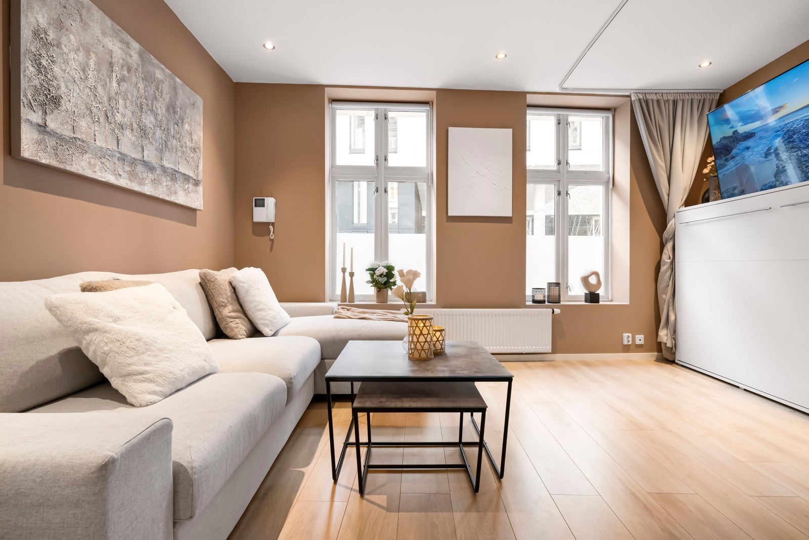 - Lys og innbydende stue med god takhøyde og store vinduer. Radiator i stue (fjernvarme er inkludert i fellesutgiftene ) - Galleribilde