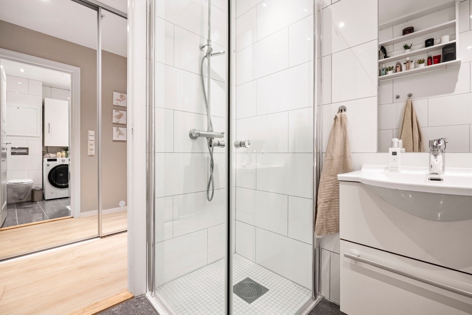 - Dusj med praktiske innsvingbare dører for maks utnyttelse av rommet - Galleribilde