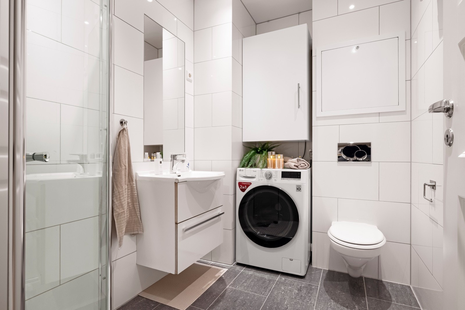 - Pent bad av god størrelse med varme i gulv. Opplegg til vaskemaskin - Galleribilde