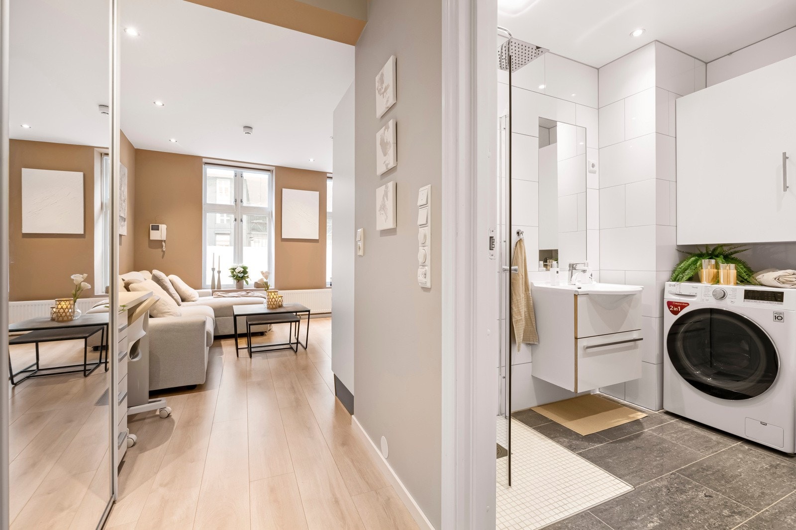 - Fra stuen kommer man inn i gang som leder videre til leilighetens bad - Galleribilde