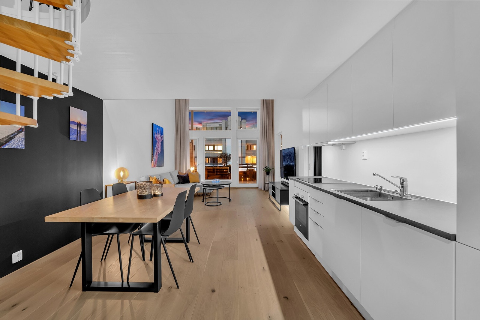 Stuen og kjøkkenet ligger i åpen og sosial løsning. Galleribilde