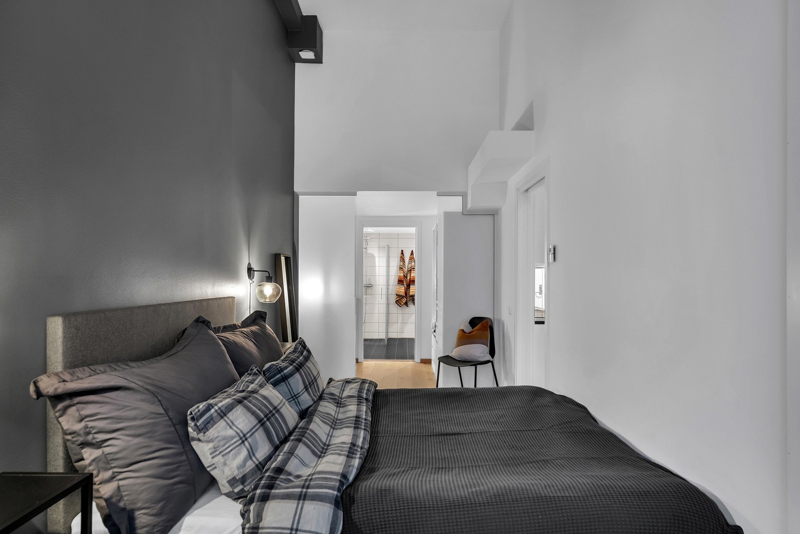 Soverommet har god plass til dobbeltseng og tilhørende soveromsmøbler. Galleribilde