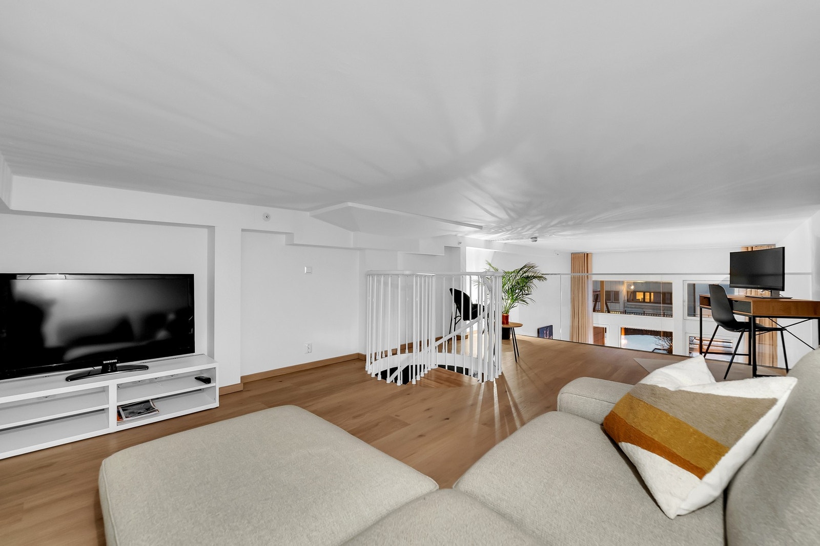 Hemsen fungerer som en ekstra stue med god plass for gjester. Galleribilde