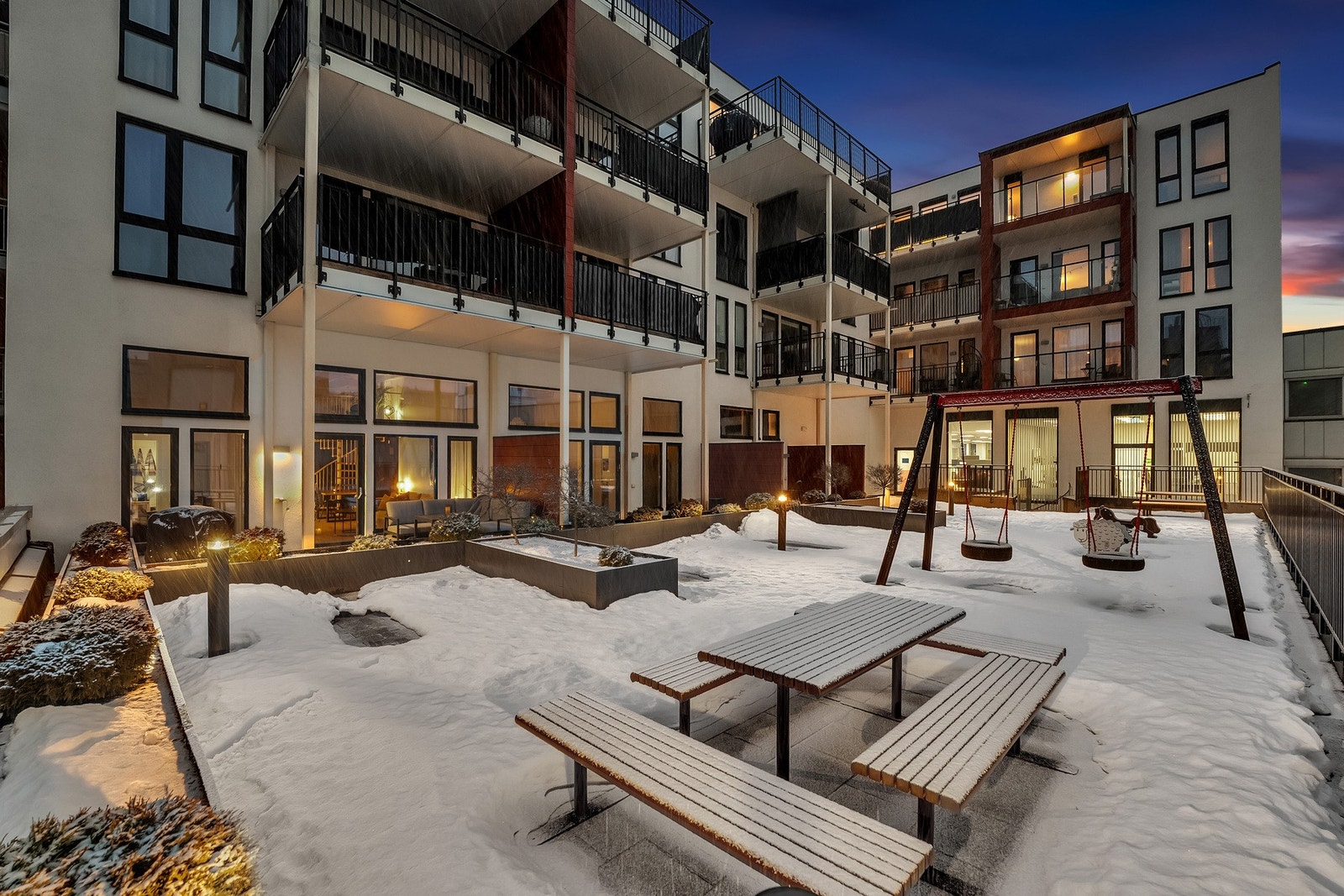 Videre utenfor markterrassen er det fellesareal for sameiet, fint opparbeidet med lekeplass og sittegrupper Galleribilde