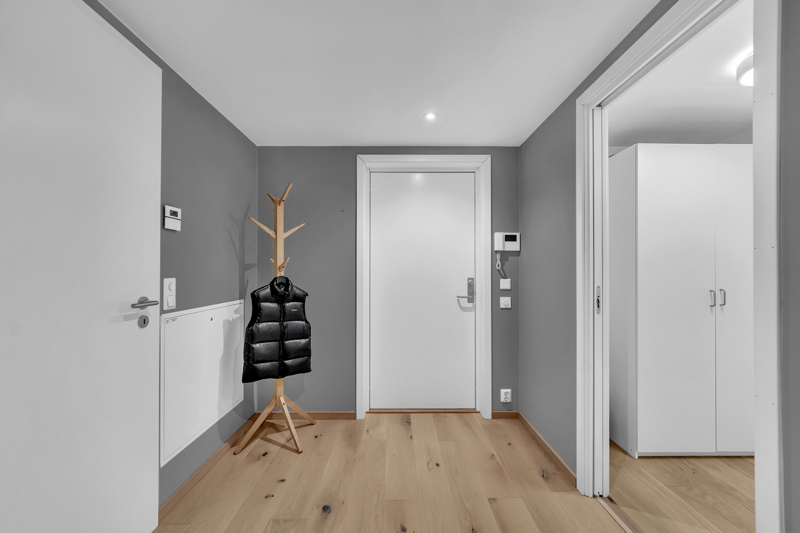 Innbydende og fin entré som gir en hyggelig velkomst til leiligheten. Galleribilde