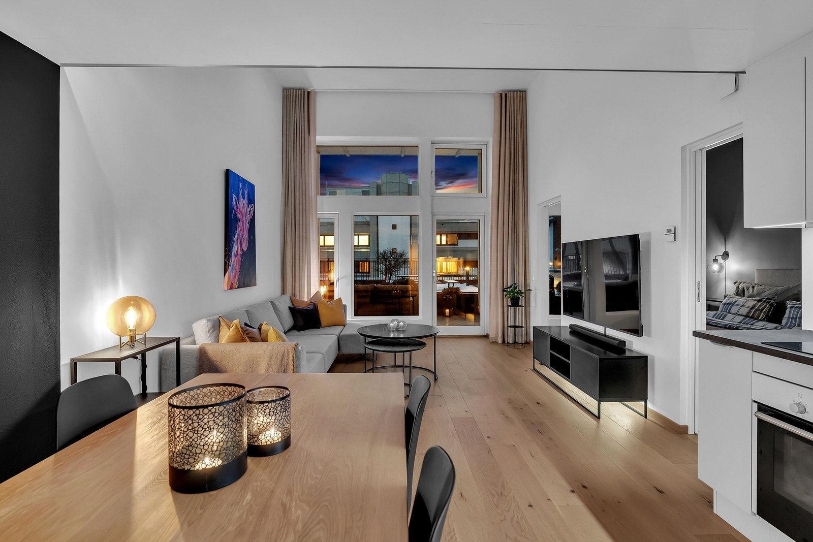 Rommet oppleves som lyst og trivelig da det er godt med lys fra store vinduer. Galleribilde