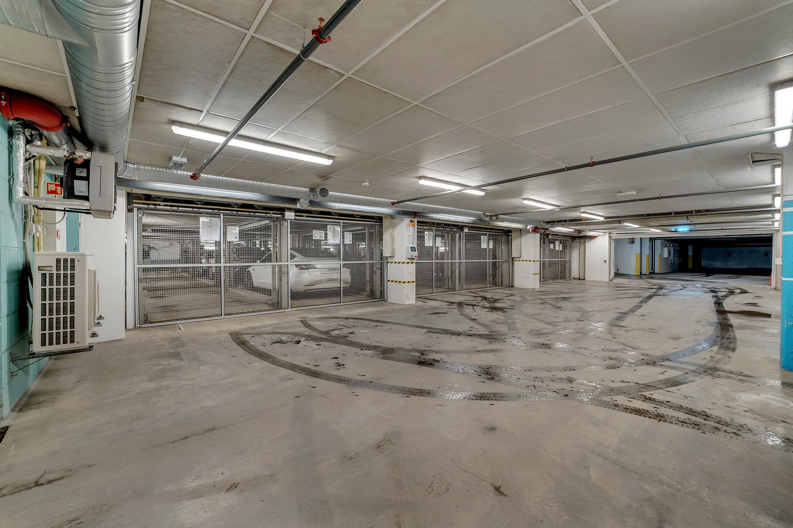 Leiligheten har tilhørende egen biloppstillingsplass i felles parkeringsheis i kjeller med direkte heisadkomst Galleribilde