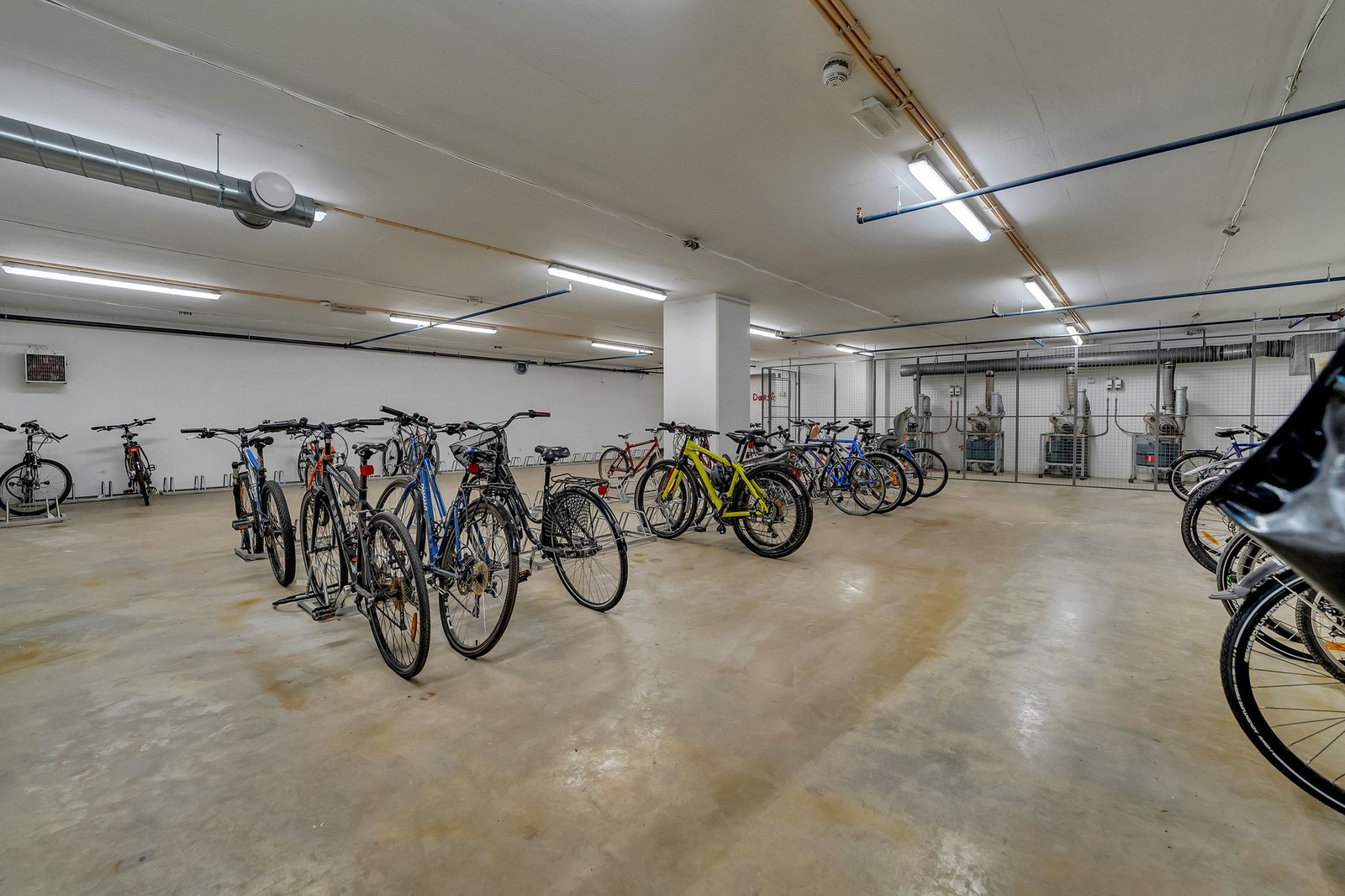 Felles sykkelparkering beliggende i sameiets kjeller. Galleribilde