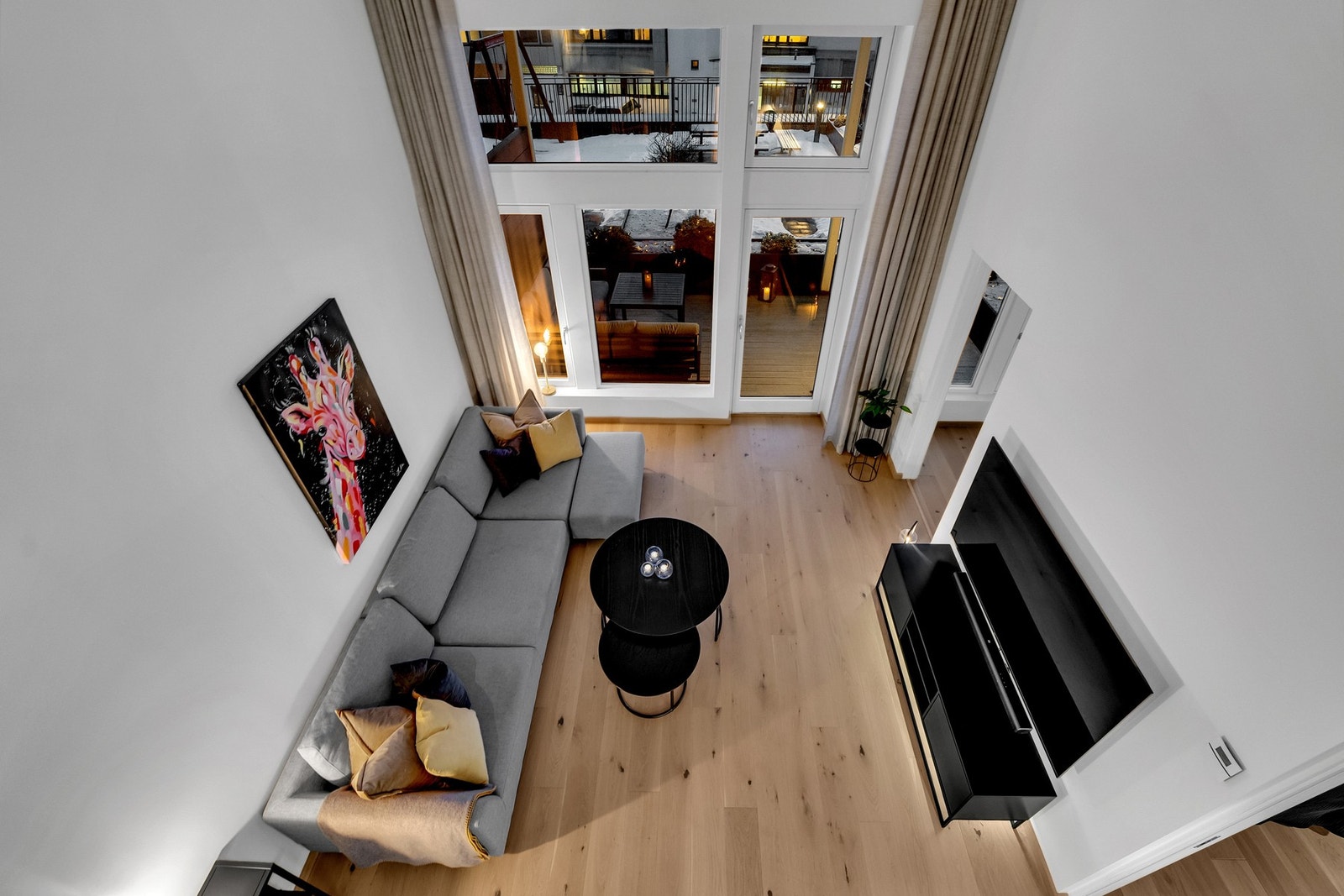 Stuen har en spennende utforming med generøs takhøyde på hele 4 meter. Galleribilde