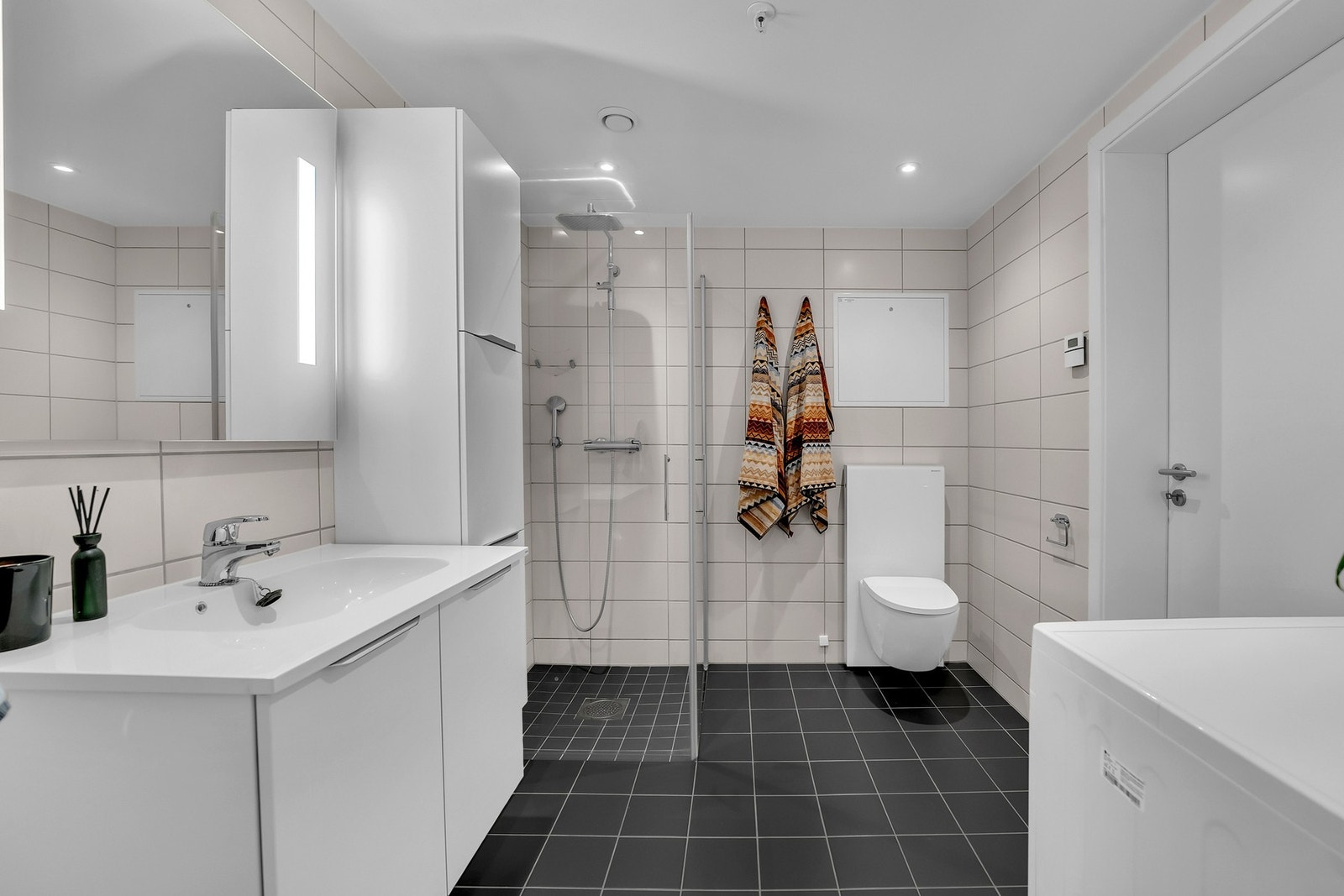 Badet er helfliset med vannbåren gulvvarme og downlights i himlingen. Galleribilde