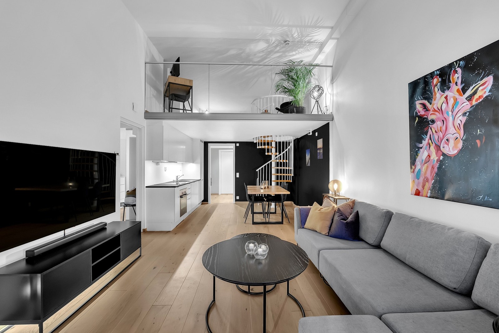 Dette er en meget lekker og unik leilighet med gjennomgående høy standard. Galleribilde