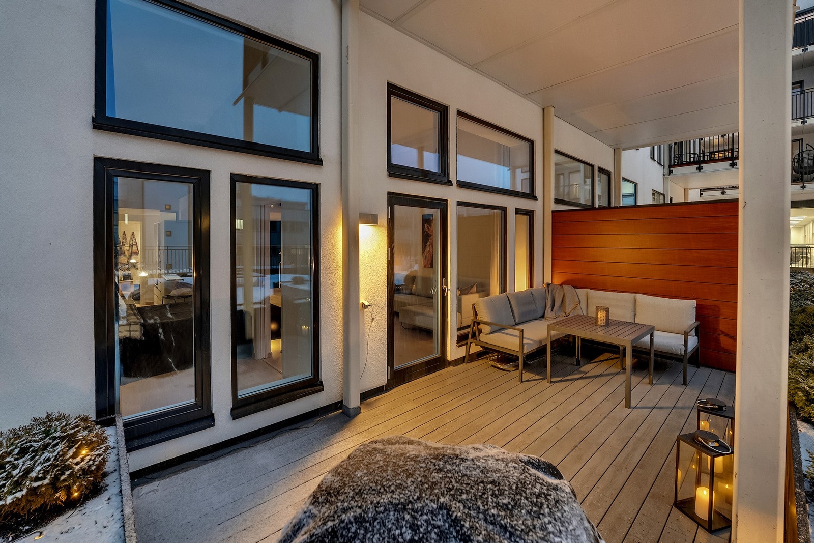 Utgang fra stue til terrasse på 15 m2. Galleribilde