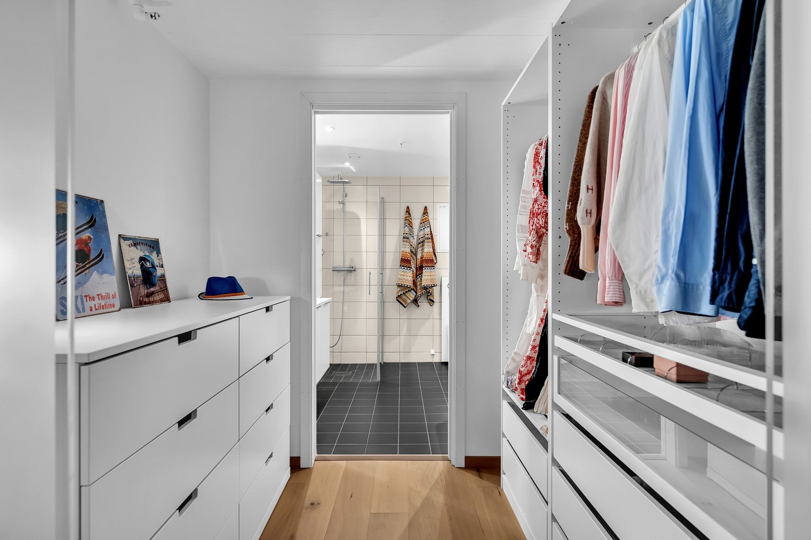 Videre fra omkledningsrom har du baderom, rommet er også i tilknytning til entréen. Galleribilde