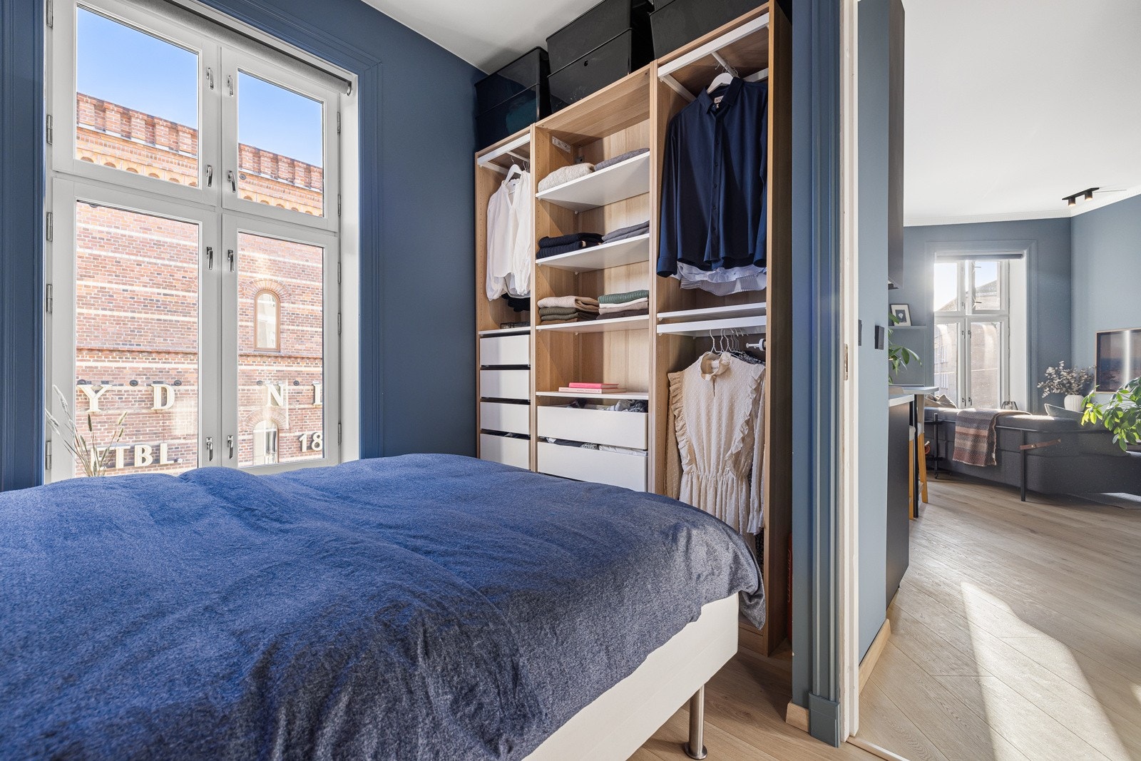 Den generøse takhøyden og de store vindusflatene gjør at alle rom oppleves lyse og luftige. Galleribilde