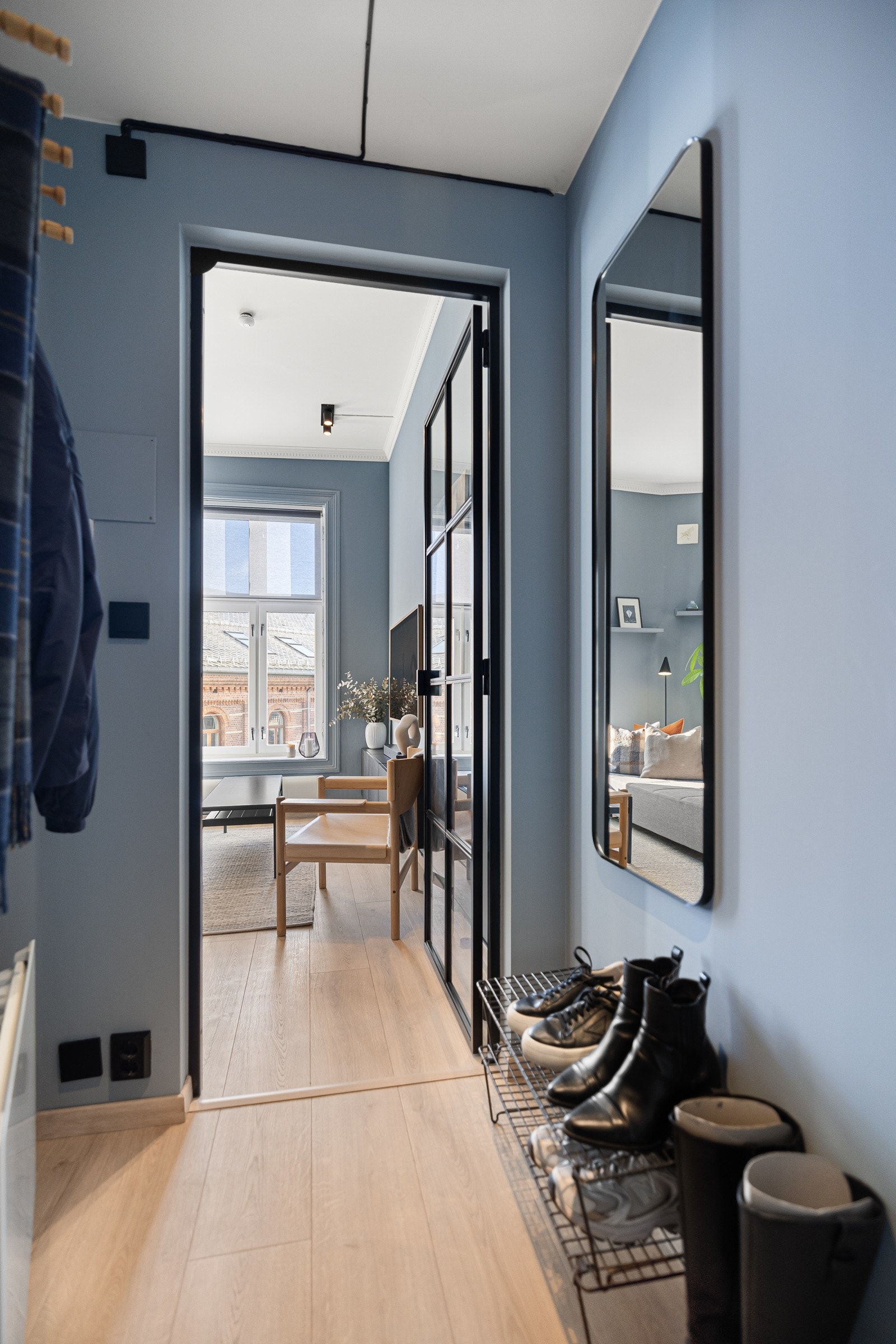 Gode oppbevaringsmuligheter i entré. Galleribilde