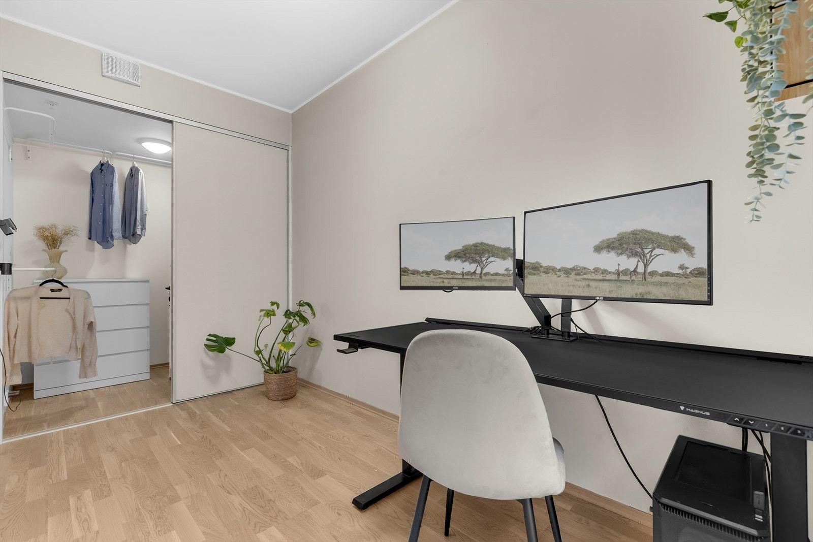 Soverommet byr på godt med oppbevaringsplass i garderobeskap. Galleribilde