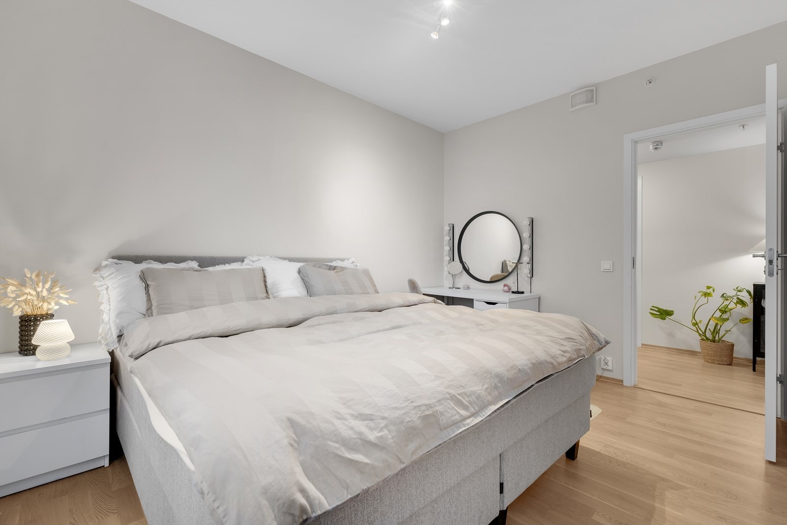 Hovedsoverommet på 10,8 kvm har rikelig med plass til dobbeltseng og sminkebord/kontorpult. Galleribilde