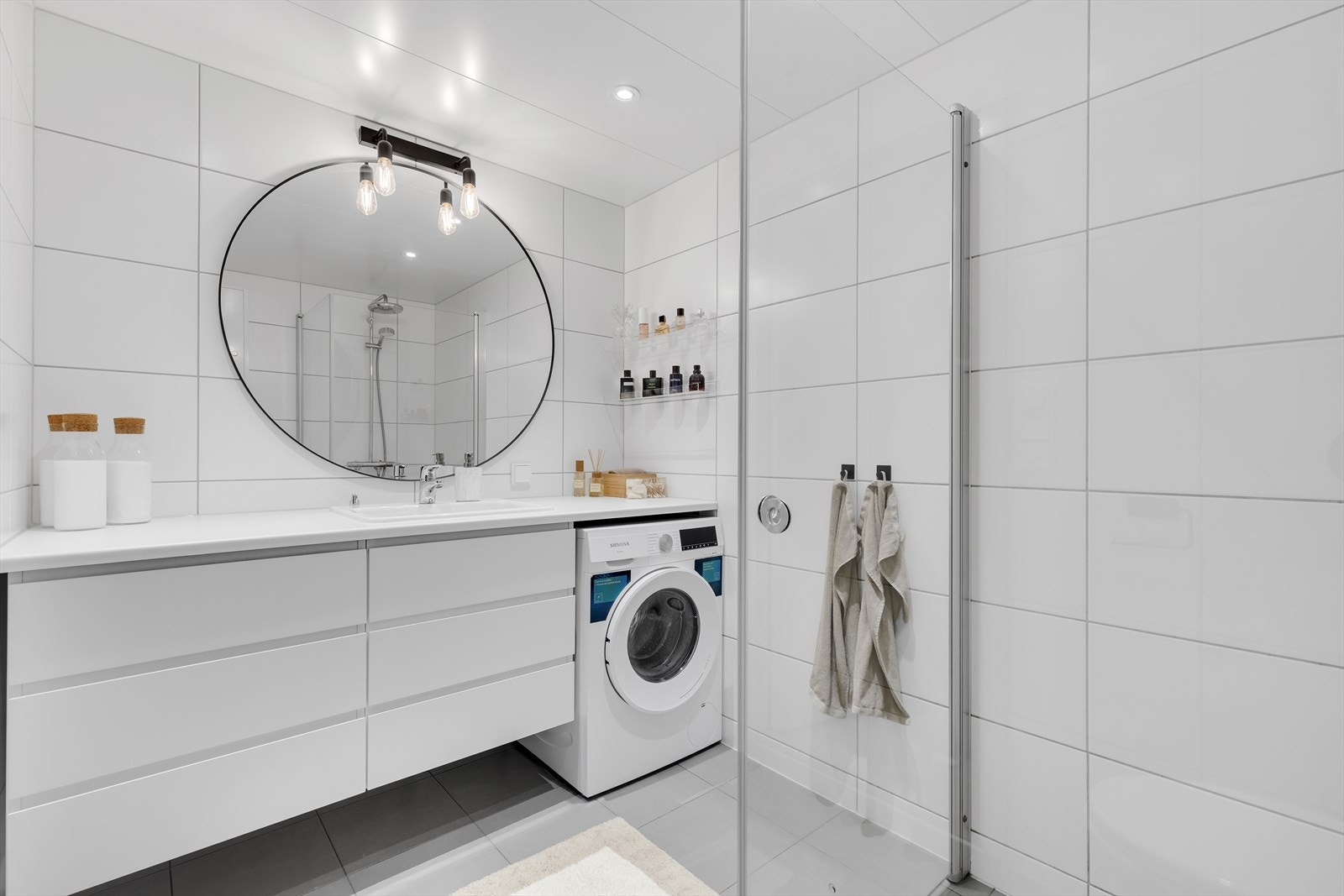 Videre er rommet for velvære utstyrt med dusjhjørne, mekanisk avtrekk, toalett, servant i skap, rørfordelerskap, stoppeventil samt vann- og energimåler Galleribilde