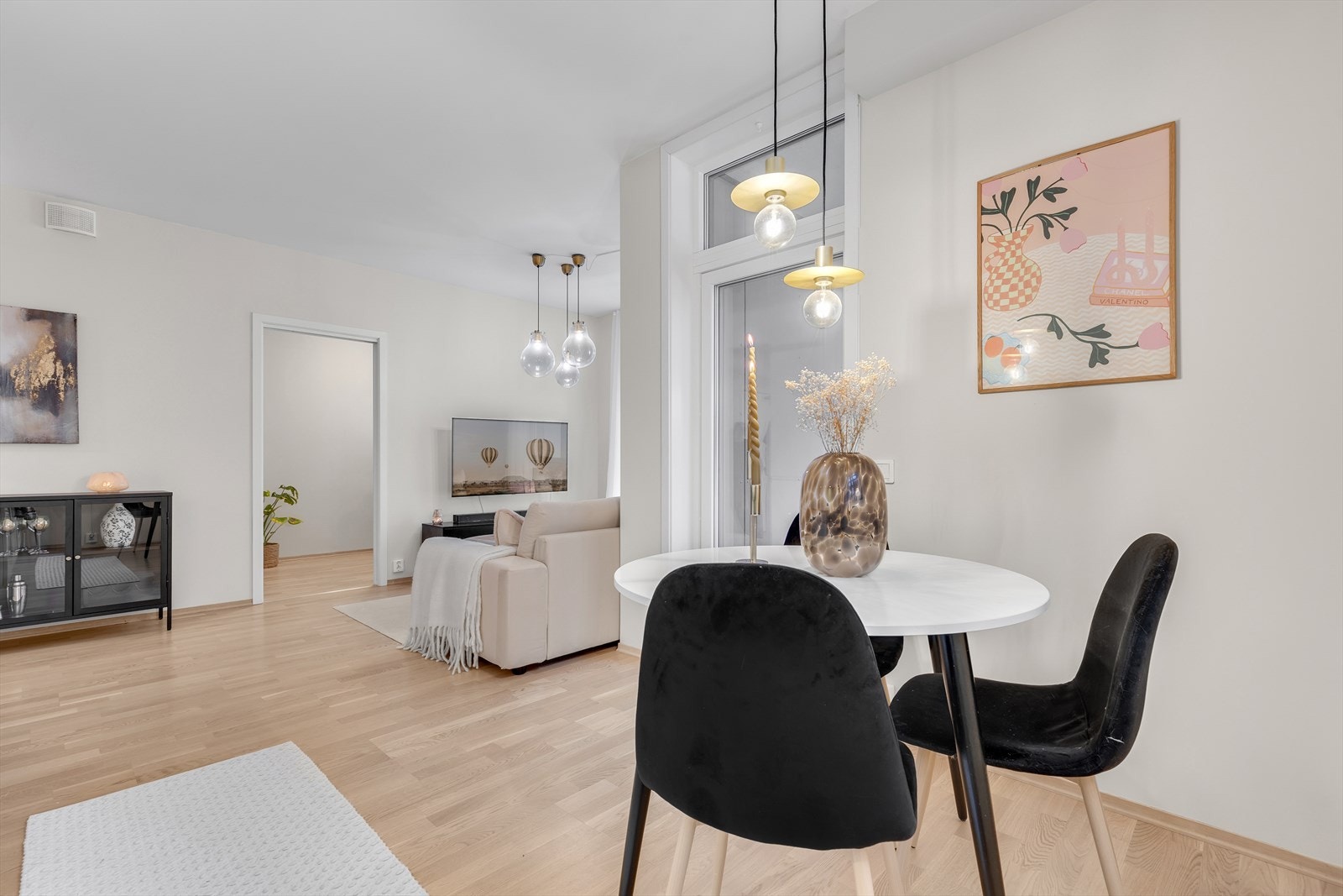 Allrommet legger til rette for en koselig sofaseksjon, spisebord, TV-benk og tilhørende møblement. Galleribilde