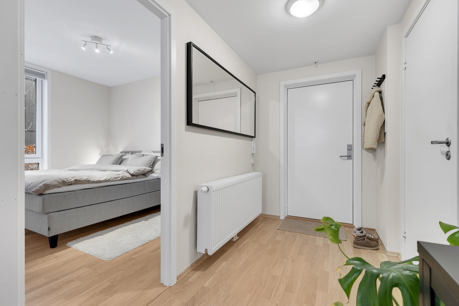 Fra entrèn ankommer man leilighetens første soverom Galleribilde