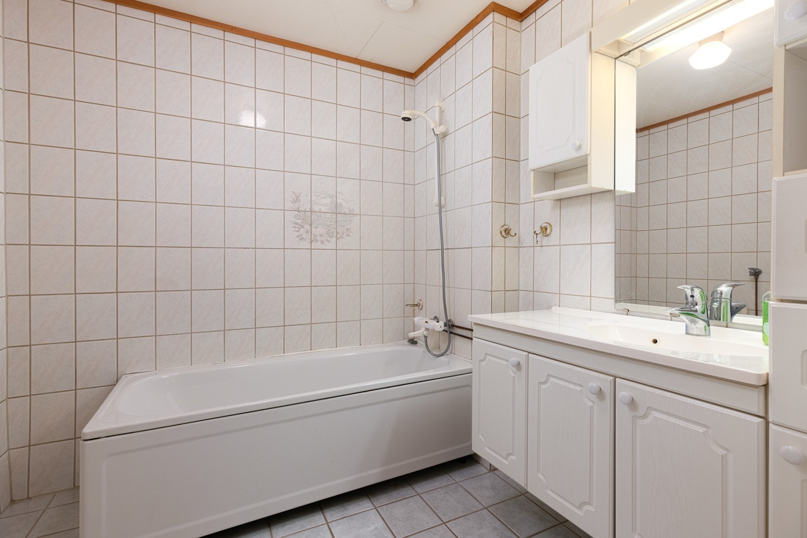 Flislagt bad med badekar. Galleribilde