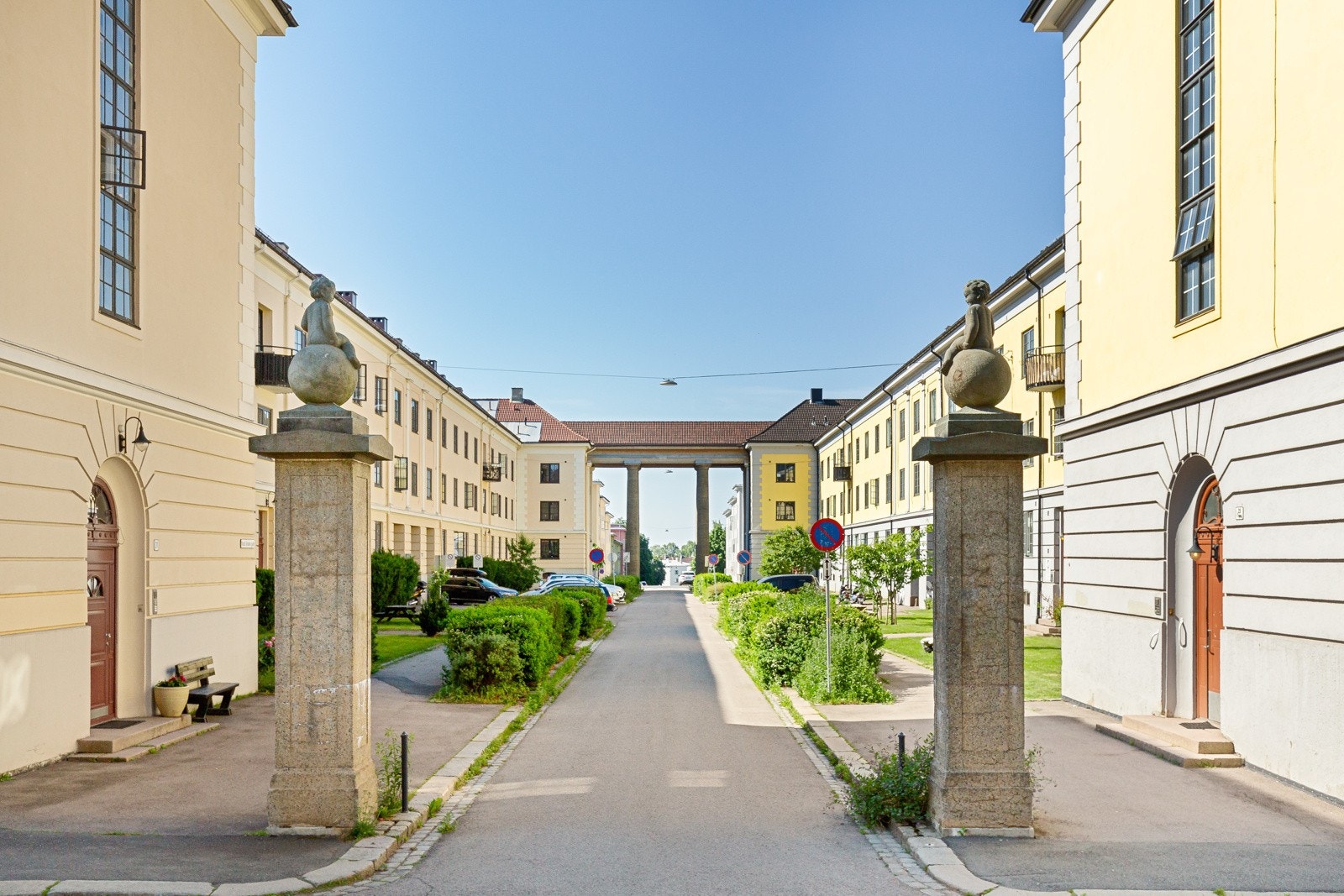 Ærverdig inn- og utkjøring i Knud Graahs gate med sine flotte skulpurer. Galleribilde