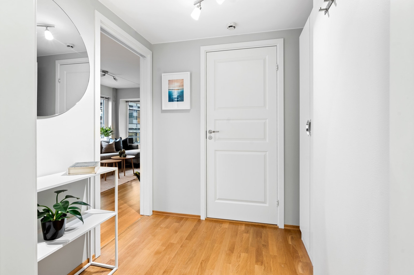 Velkommen inn! Innbydende entré med rom for oppbevaring av yttertøy og sko i garderobeskap. Galleribilde