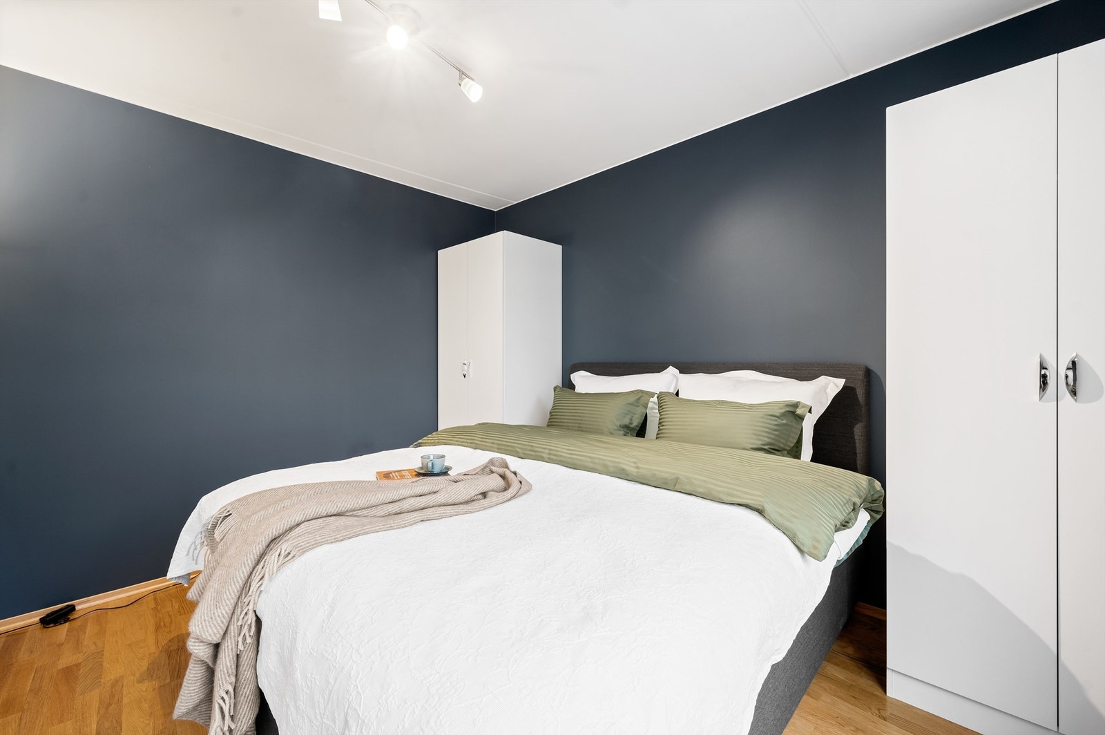 Rommet er malt i en lun og behagelig nyanse som inviterer til en god natts søvn. Galleribilde