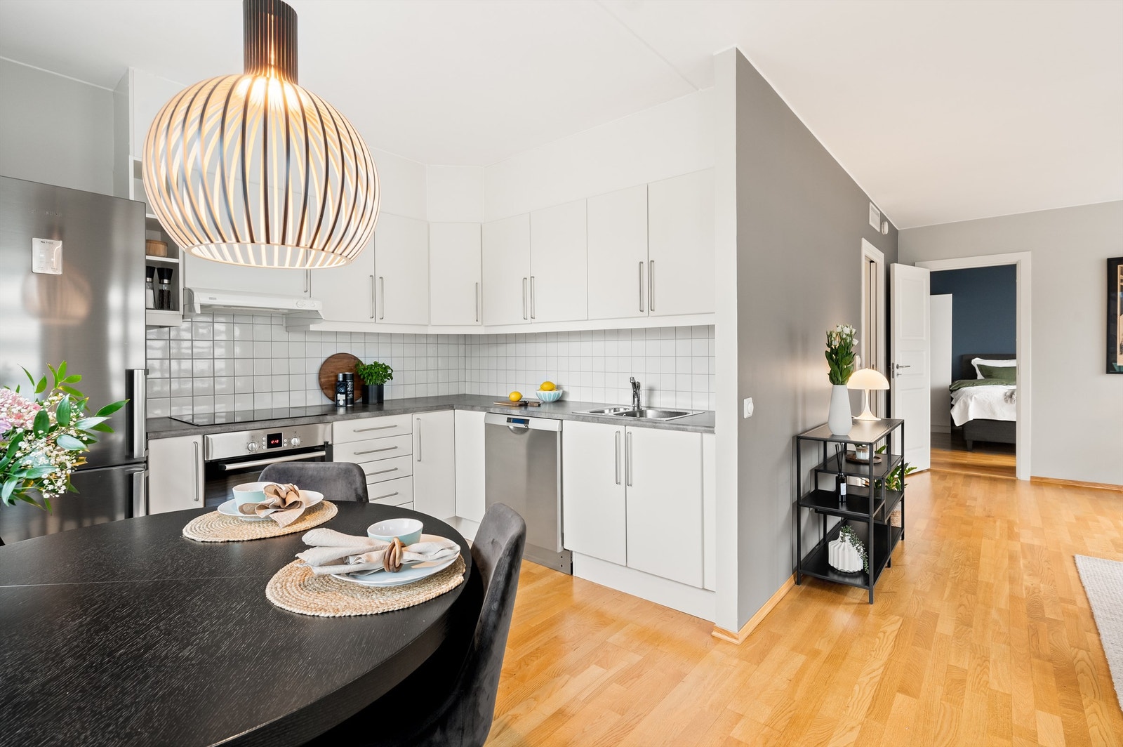 Lyst og pent kjøkken fra Sigdal som ligger i delvis åpen løsning mot stue som sørger for både verbal og visuell kontakt, men samtidig skjuler kjøkkenbenk fra stuen. Galleribilde