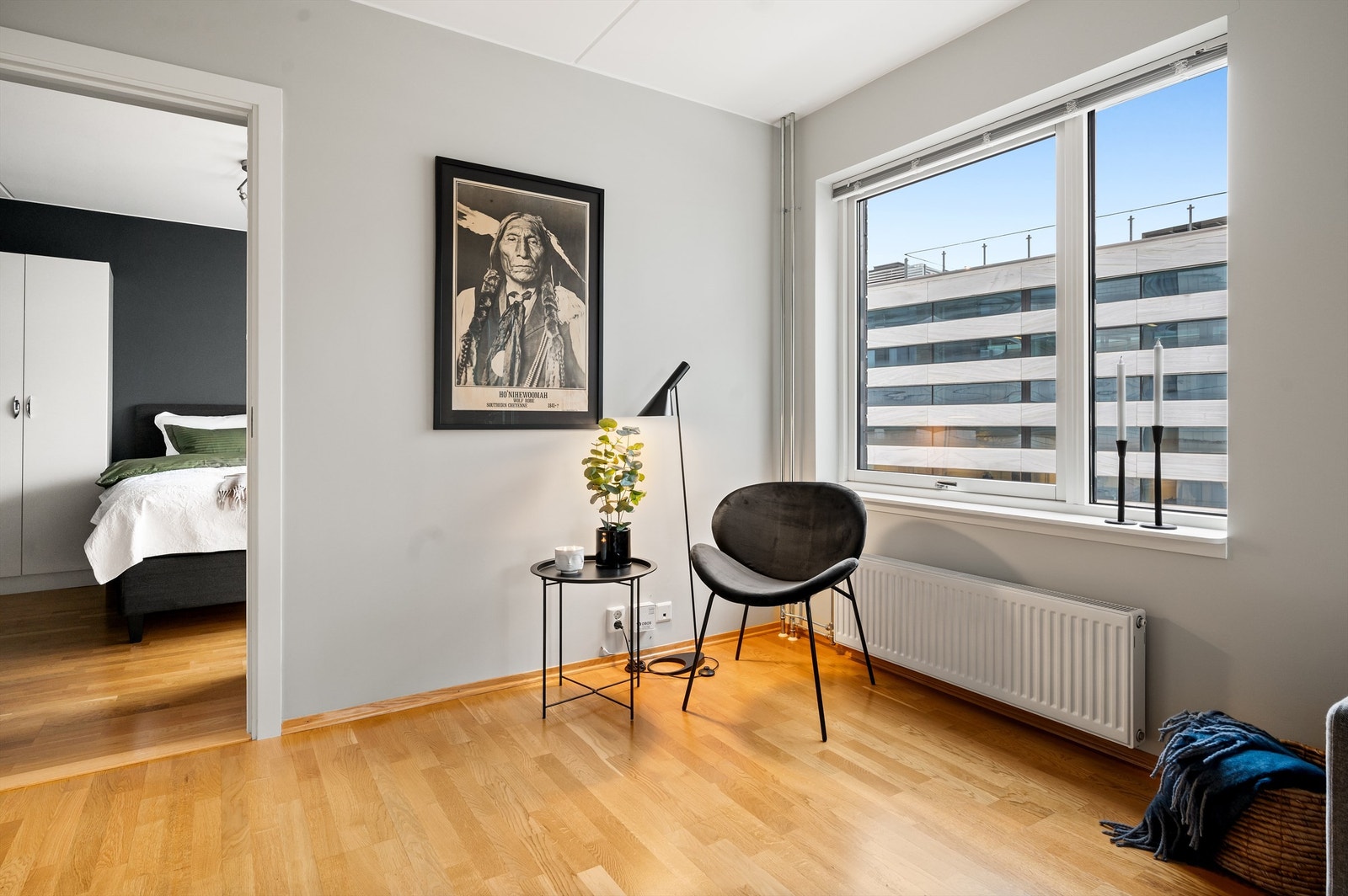 Lys og romslig stue med store vindusflater som slipper inn rikelig med lys og skaper en luftig atmosfære. Galleribilde