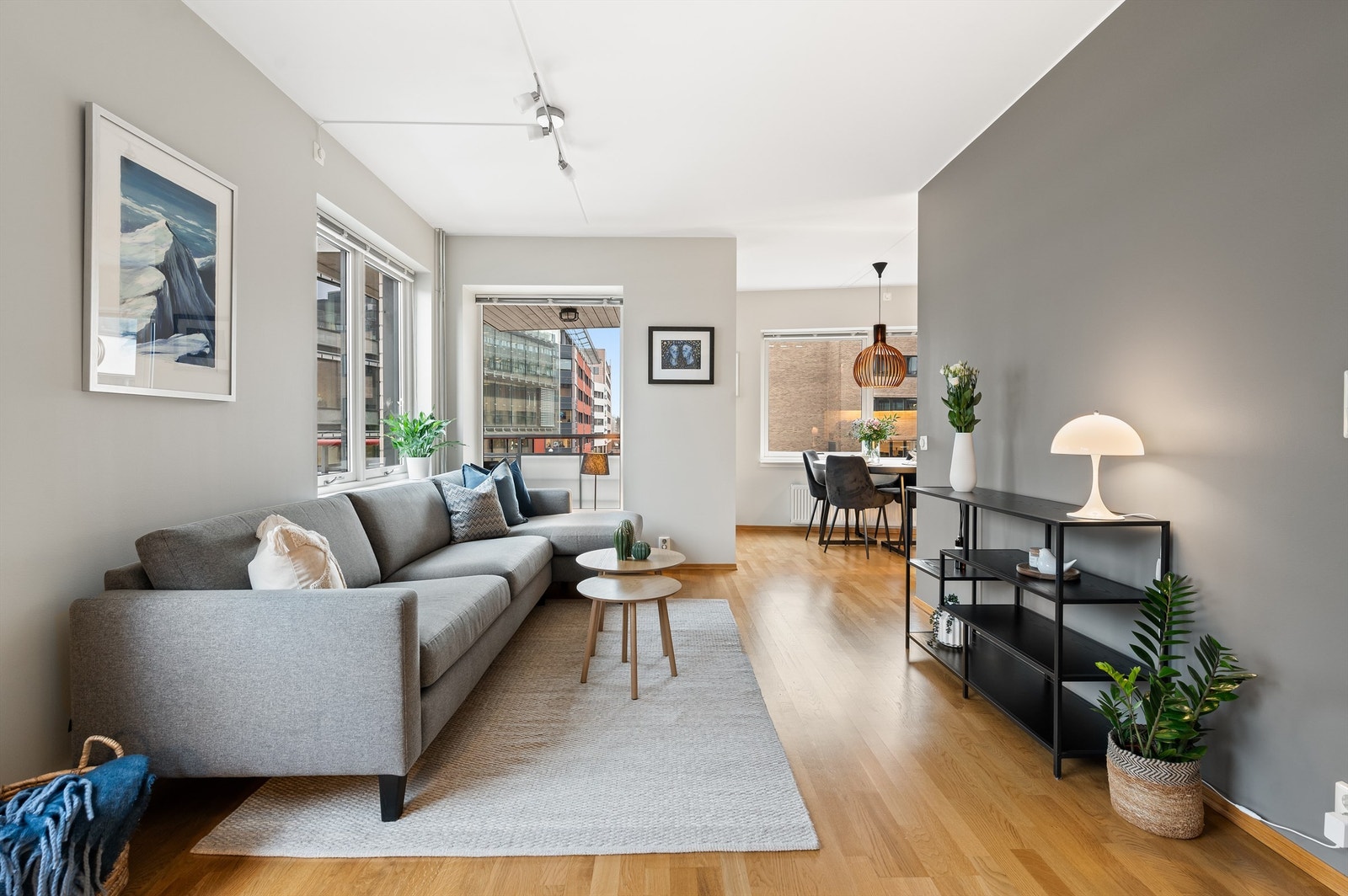 Romslig hjørneleilighet fra 2008 med store vindusflater og god planløsning. Leiligheten har en meget god beliggenhet på Skøyen/ Sjølyst med alt av servicefasiliteter like utenfor døren. Galleribilde