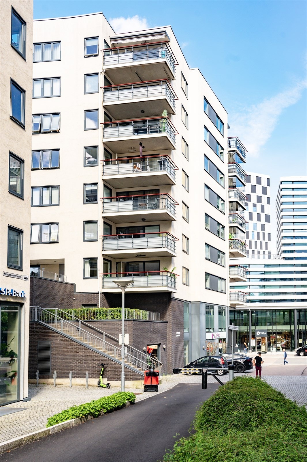Umiddelbar nærhet til Skøyen Stasjon med trikk, tog, flytog og bussforbindelser. Galleribilde