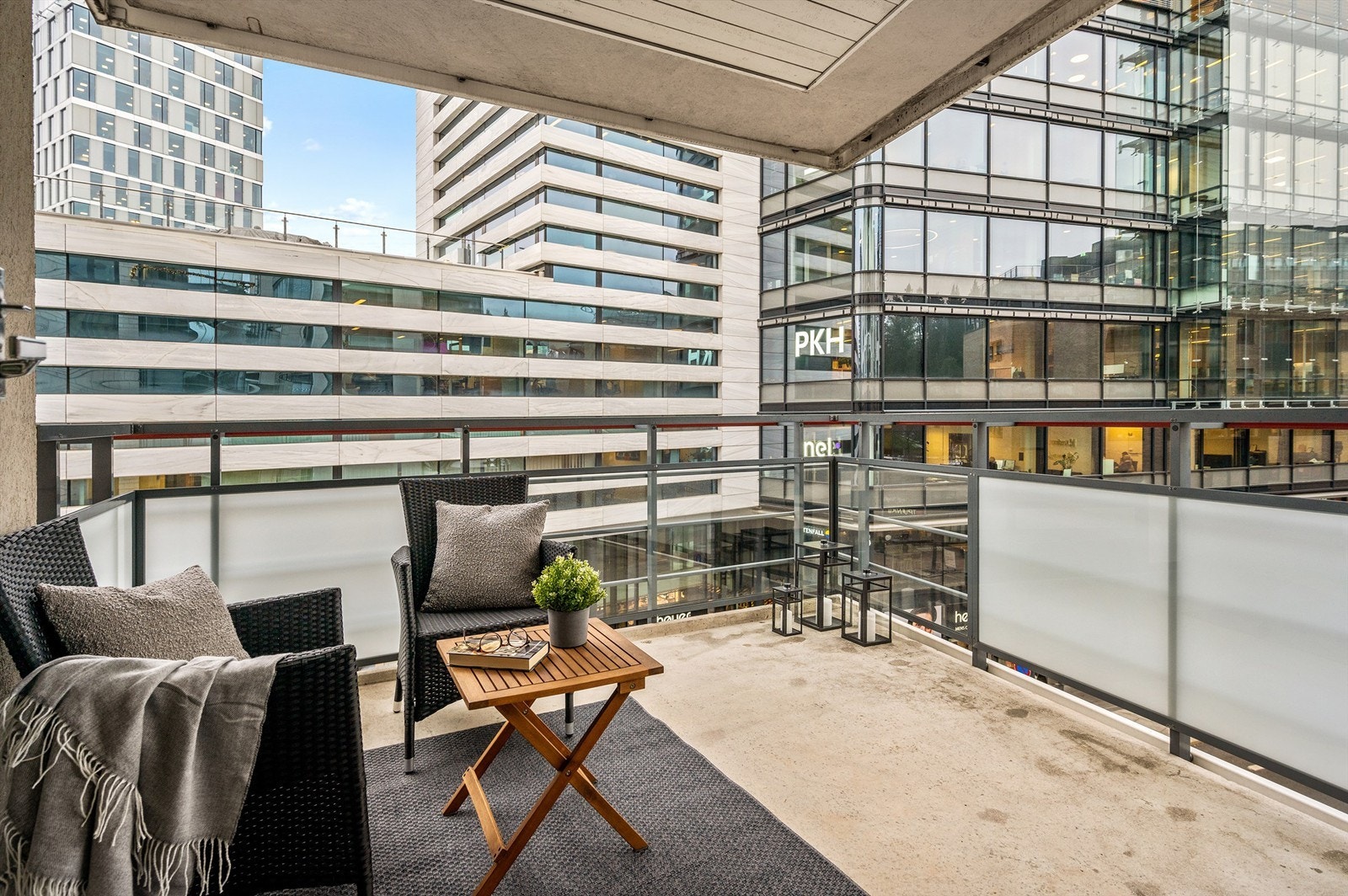 Balkongen er romslig og måler 9 kvm. Galleribilde