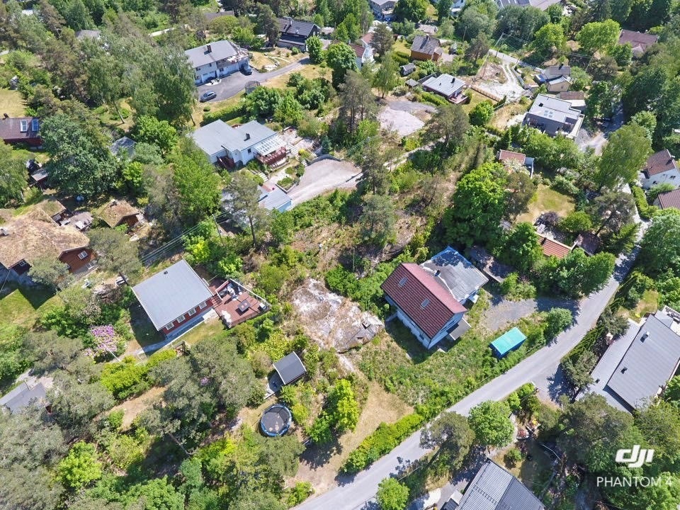 Tomten på rett under 917 kvm er vestvendt og solrik, med enkel adkomst i et sentralt og rolig boligområde. Galleribilde